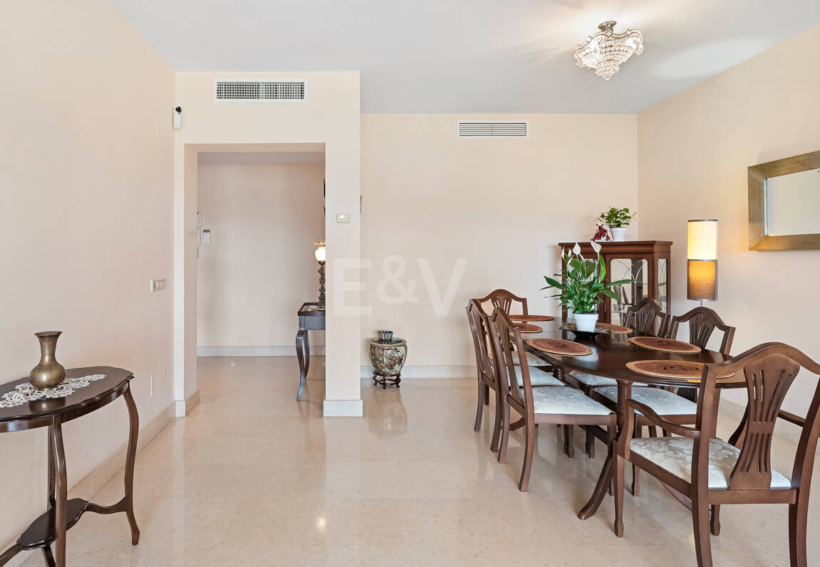 Amplio apartamento en primera línea de golf con vistas panorámicas en Benahavís