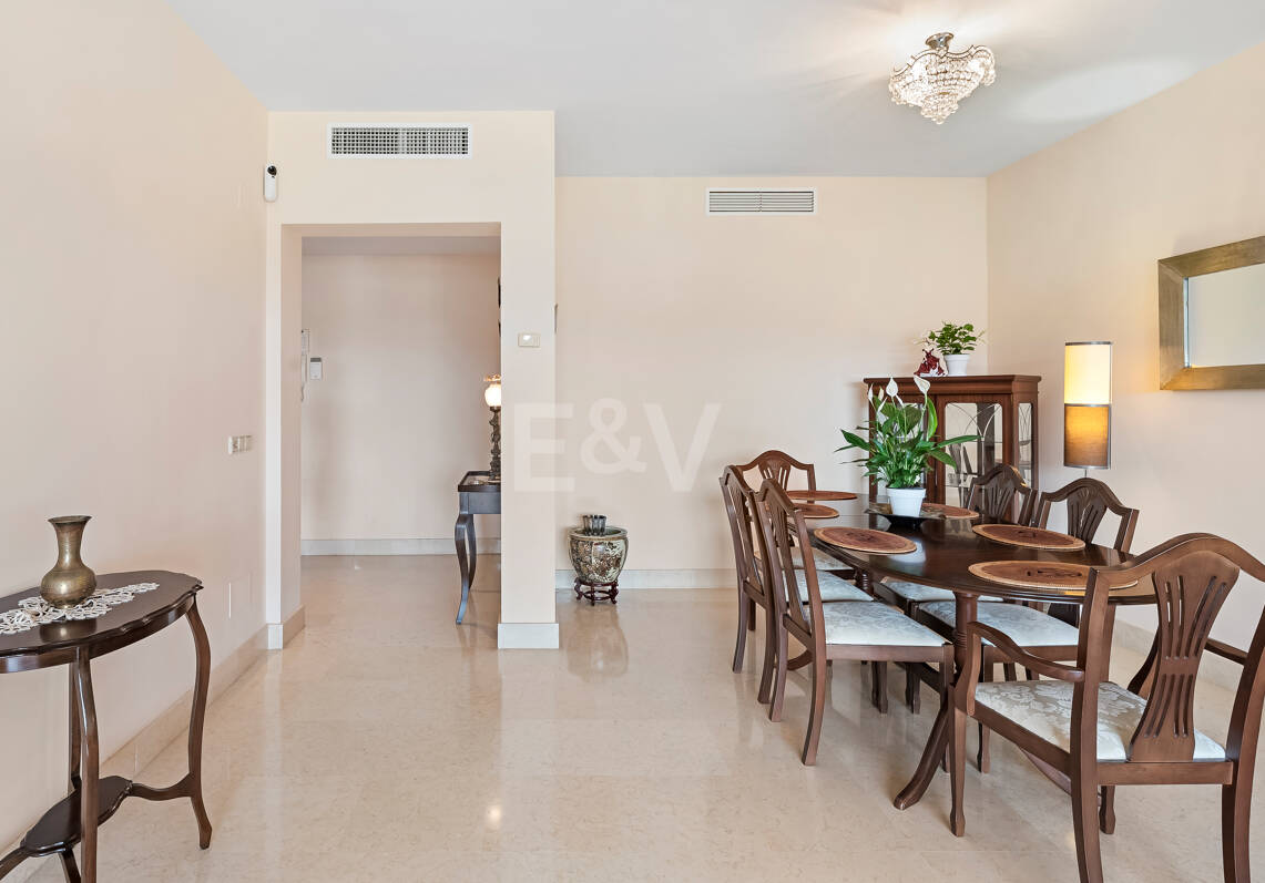Spacious Frontline Golf Apartment with Panoramic Views in Benahavís