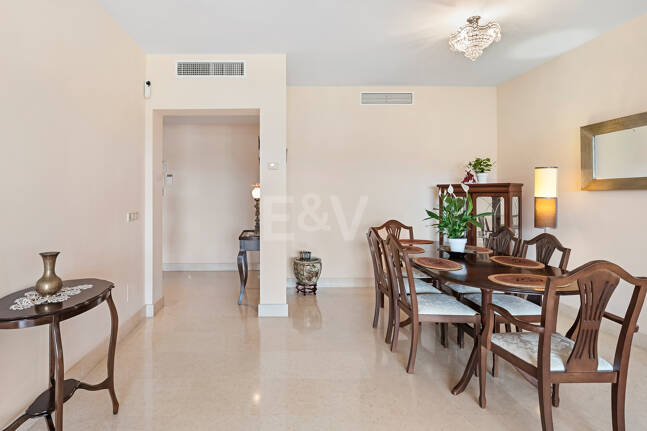 Amplio apartamento en primera línea de golf con vistas panorámicas en Benahavís