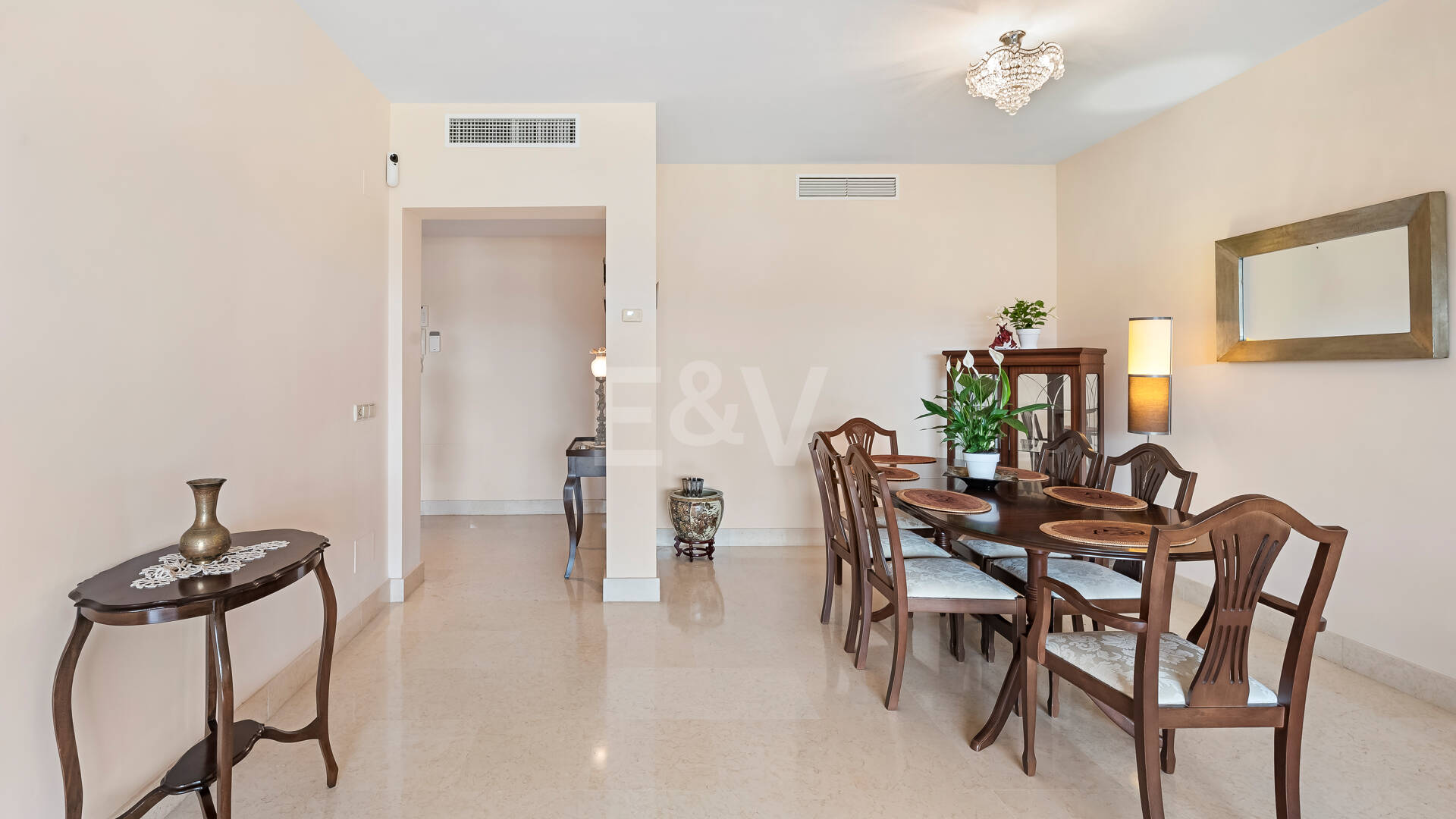 Amplio apartamento en primera línea de golf con vistas panorámicas en Benahavís