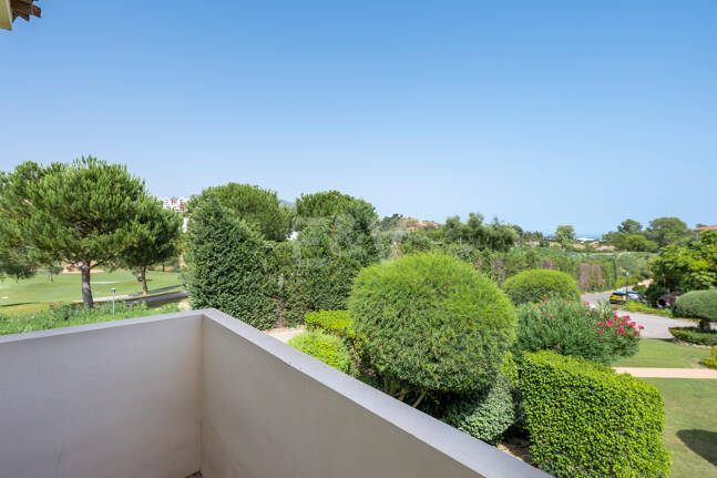 Amplio apartamento en primera línea de golf con vistas panorámicas en Benahavís