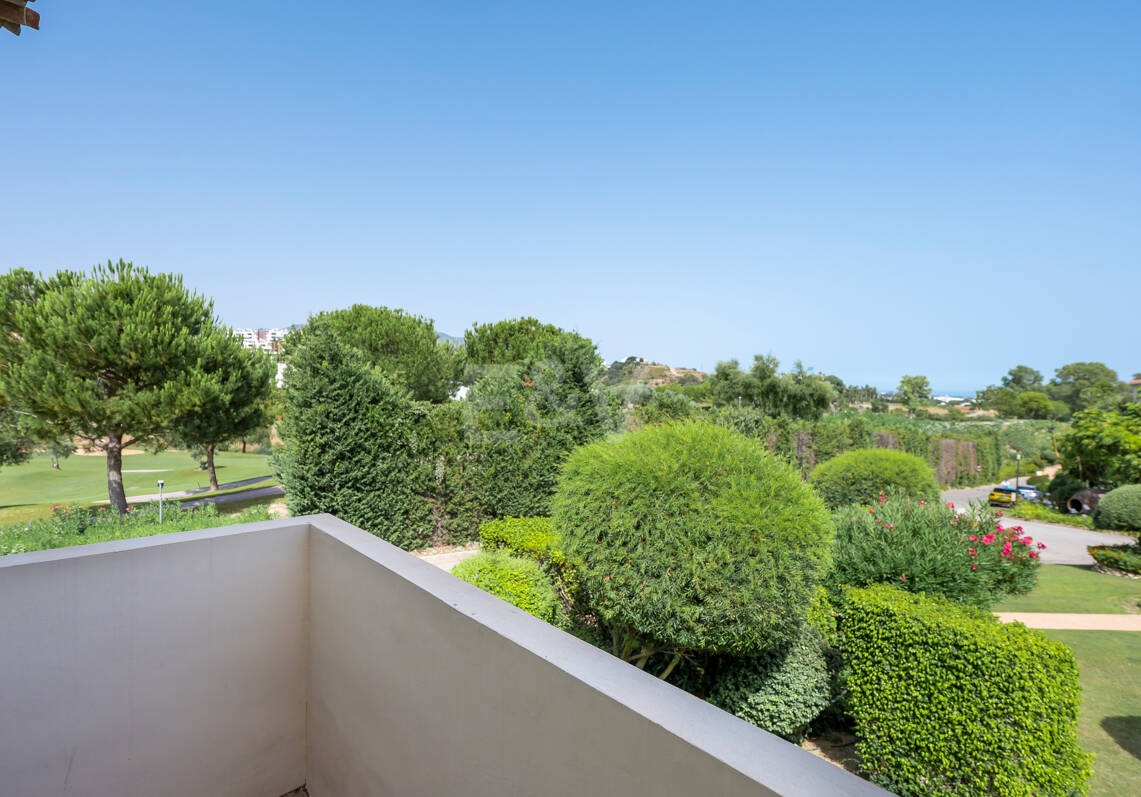 Spacious Frontline Golf Apartment with Panoramic Views in Benahavís