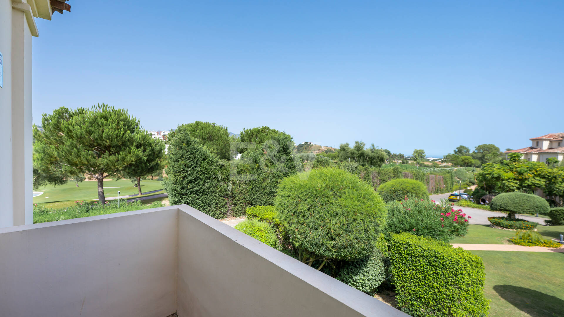 Amplio apartamento en primera línea de golf con vistas panorámicas en Benahavís