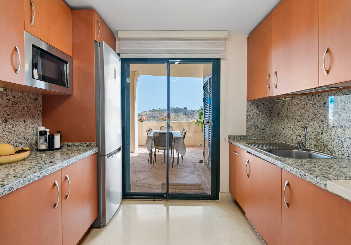Spacious Frontline Golf Apartment with Panoramic Views in Benahavís