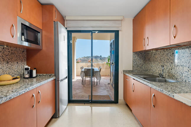 Amplio apartamento en primera línea de golf con vistas panorámicas en Benahavís