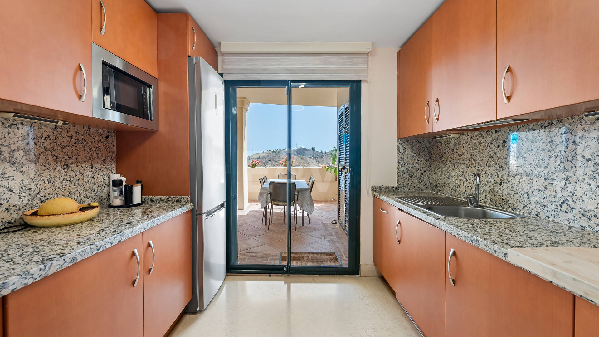 Amplio apartamento en primera línea de golf con vistas panorámicas en Benahavís