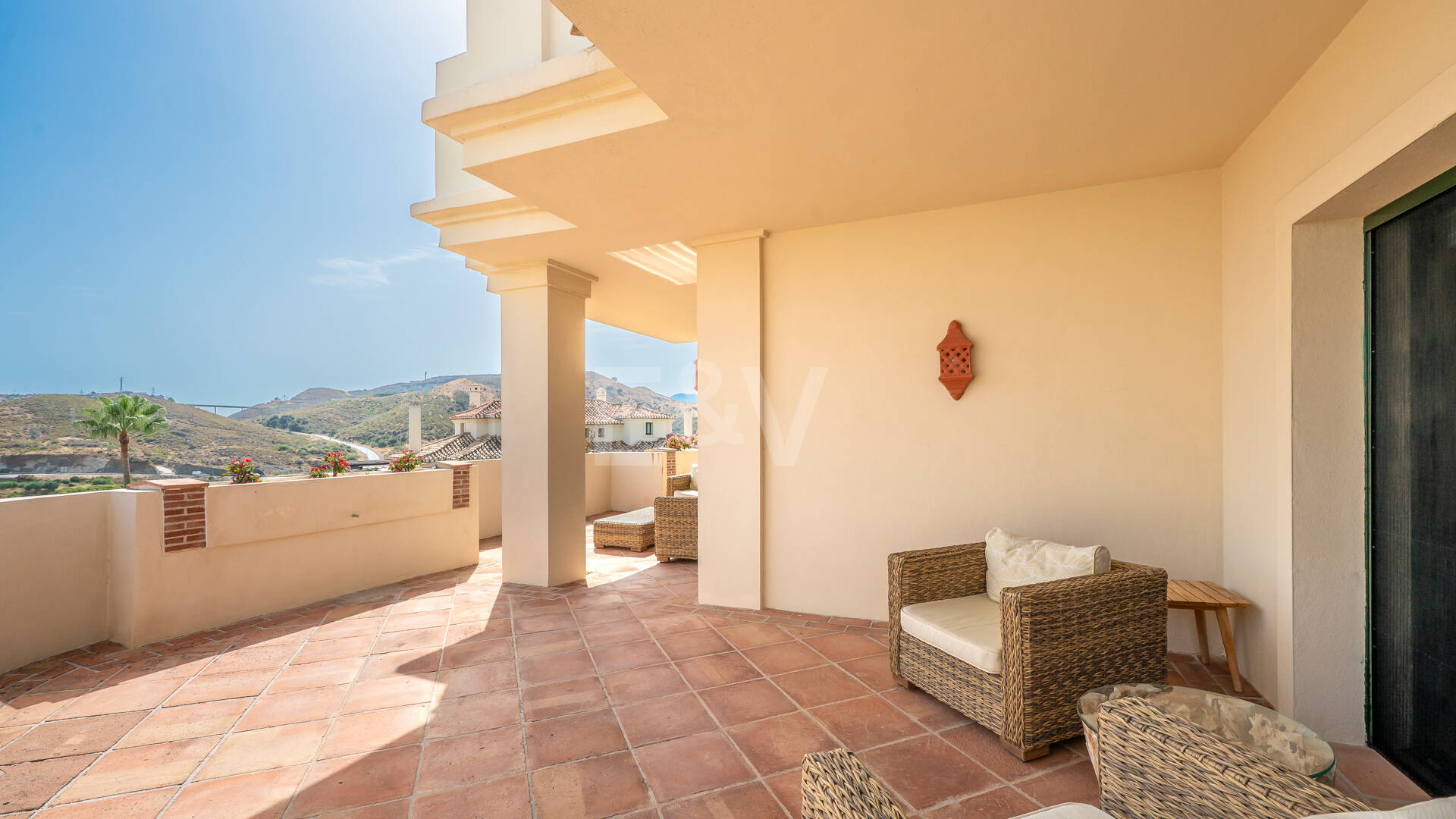 Amplio apartamento en primera línea de golf con vistas panorámicas en Benahavís
