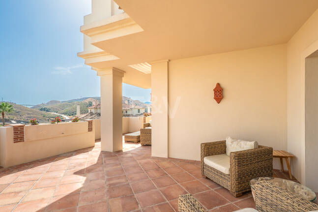Amplio apartamento en primera línea de golf con vistas panorámicas en Benahavís