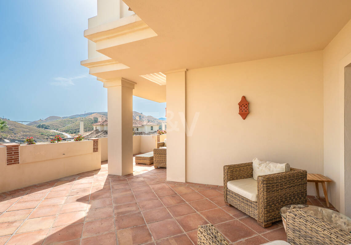 Spacious Frontline Golf Apartment with Panoramic Views in Benahavís