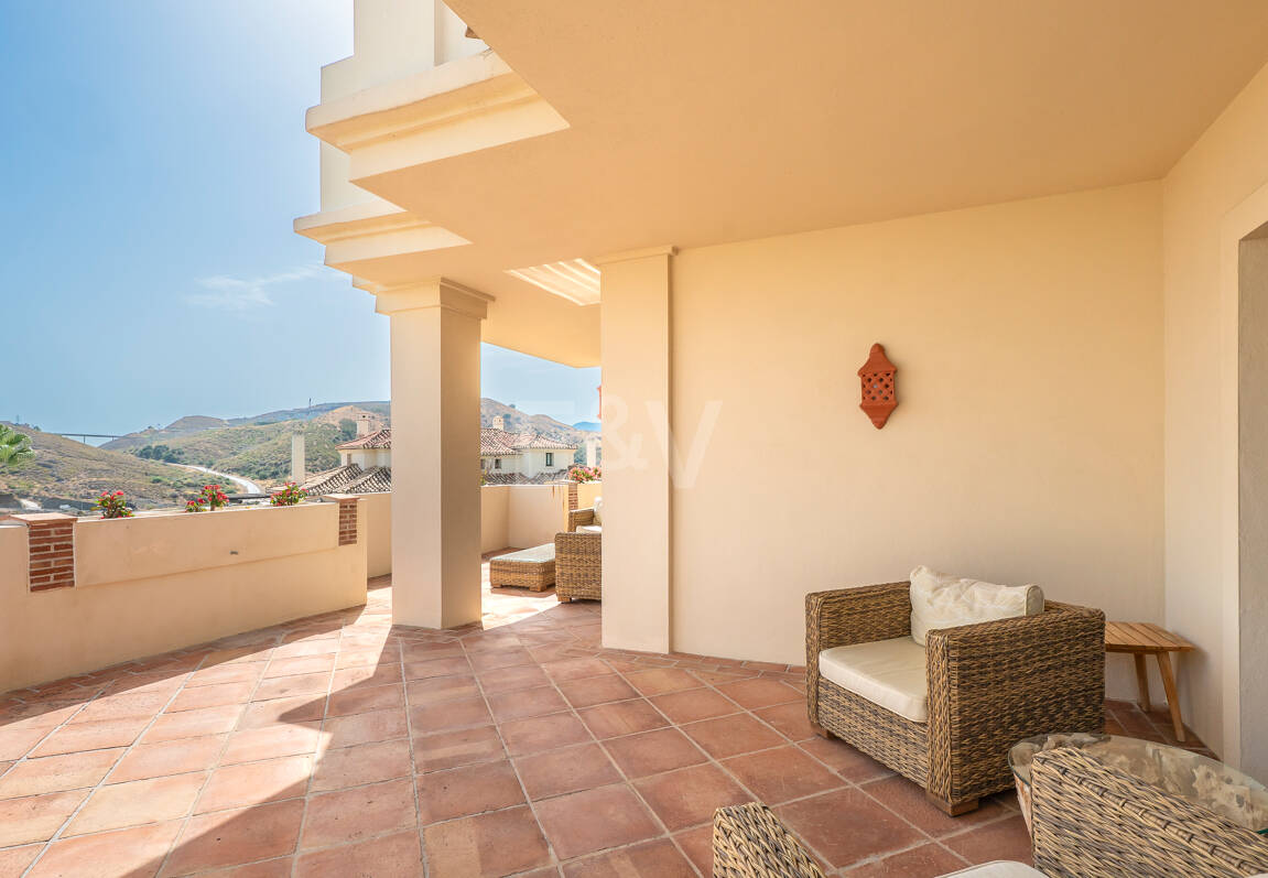 Amplio apartamento en primera línea de golf con vistas panorámicas en Benahavís