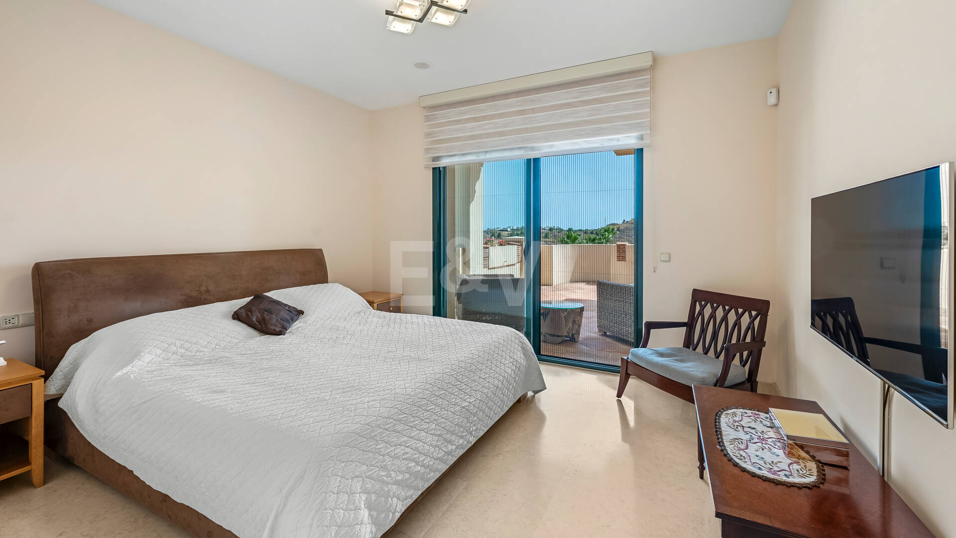 Amplio apartamento en primera línea de golf con vistas panorámicas en Benahavís