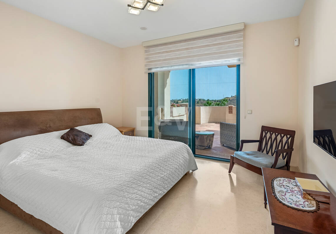 Spacious Frontline Golf Apartment with Panoramic Views in Benahavís