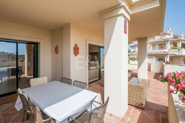 Amplio apartamento en primera línea de golf con vistas panorámicas en Benahavís