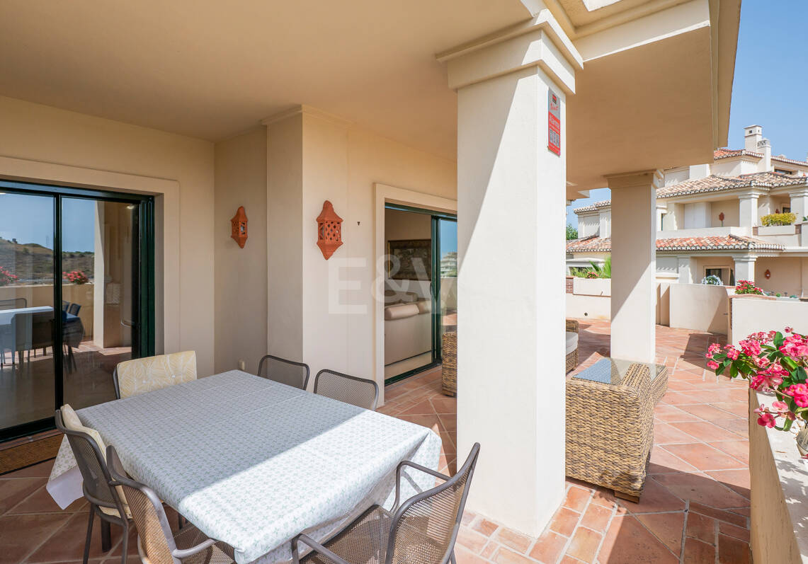 Spacious Frontline Golf Apartment with Panoramic Views in Benahavís