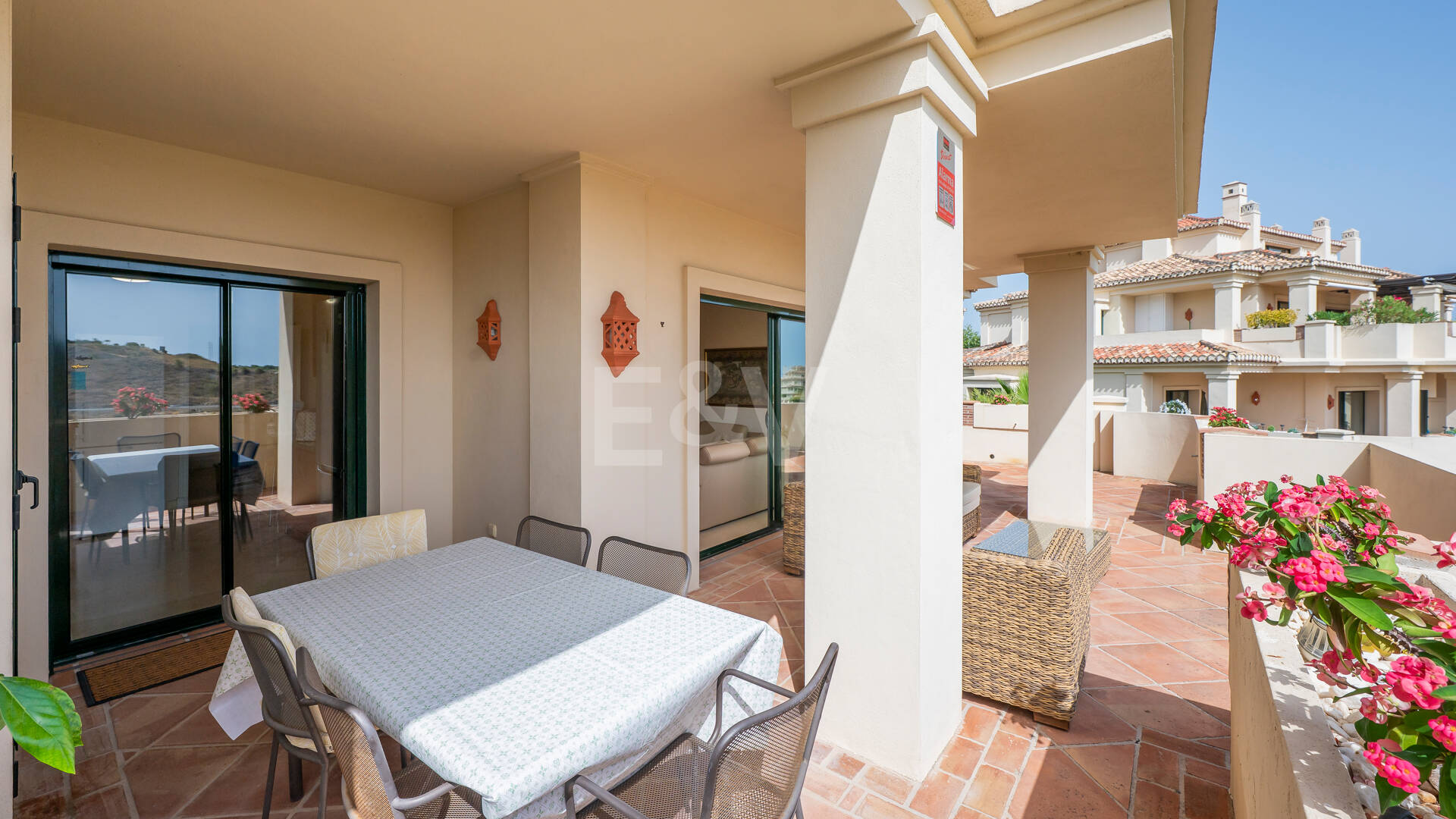 Amplio apartamento en primera línea de golf con vistas panorámicas en Benahavís