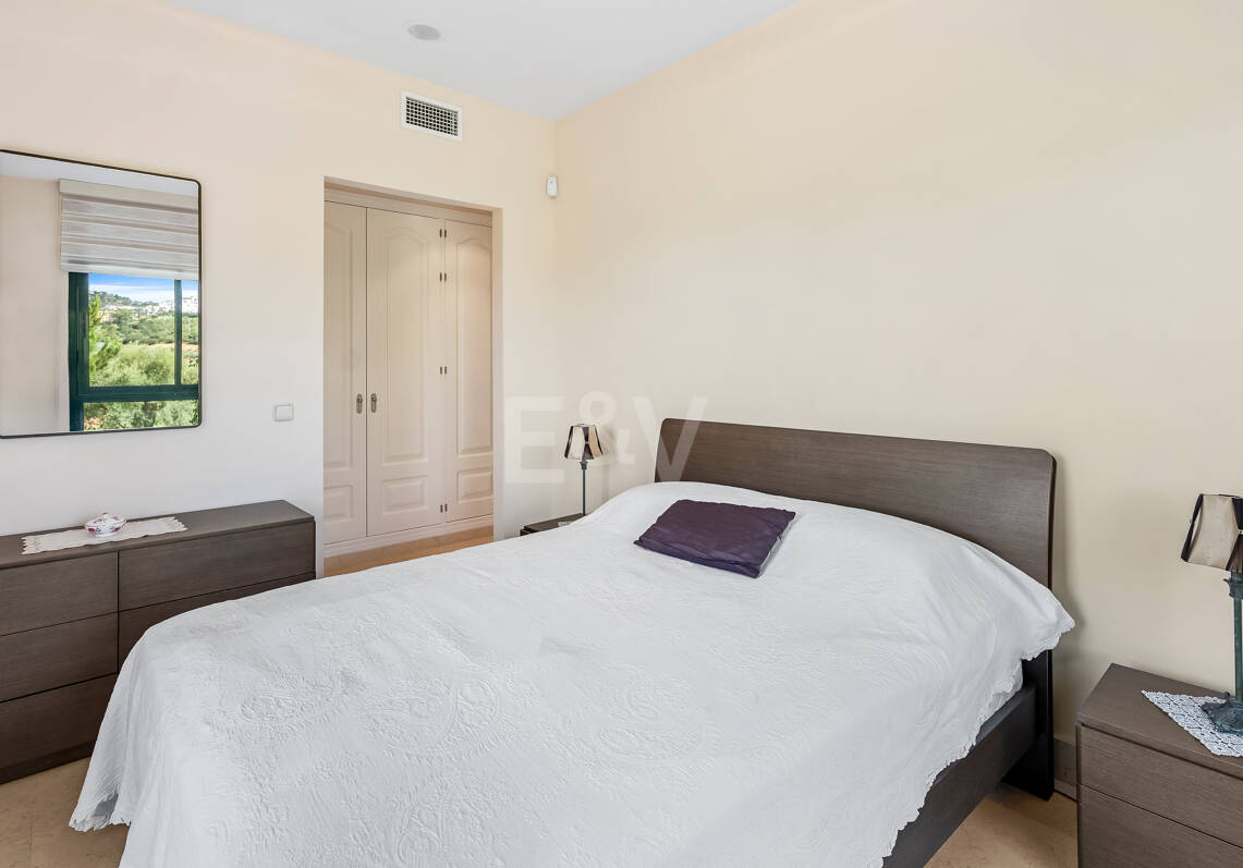 Spacious Frontline Golf Apartment with Panoramic Views in Benahavís
