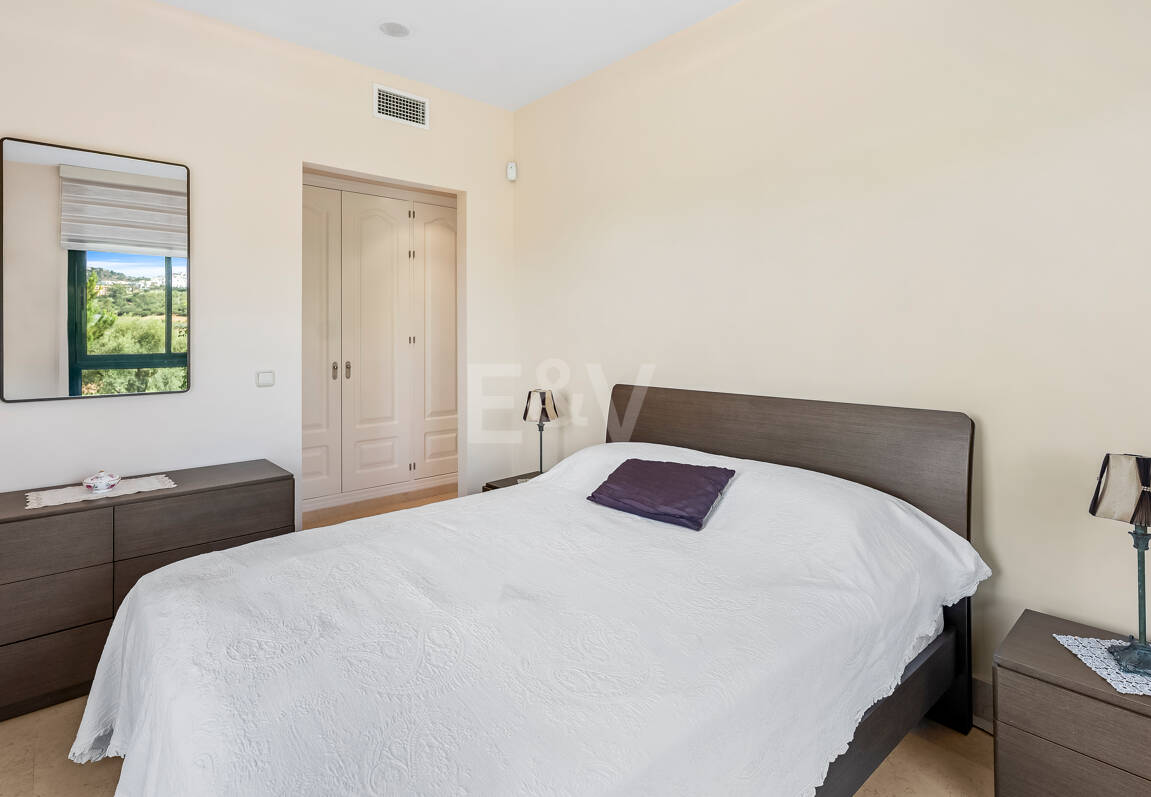 Amplio apartamento en primera línea de golf con vistas panorámicas en Benahavís
