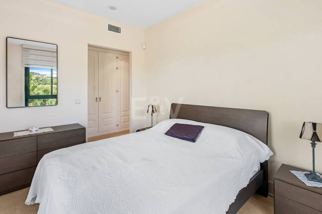 Amplio apartamento en primera línea de golf con vistas panorámicas en Benahavís