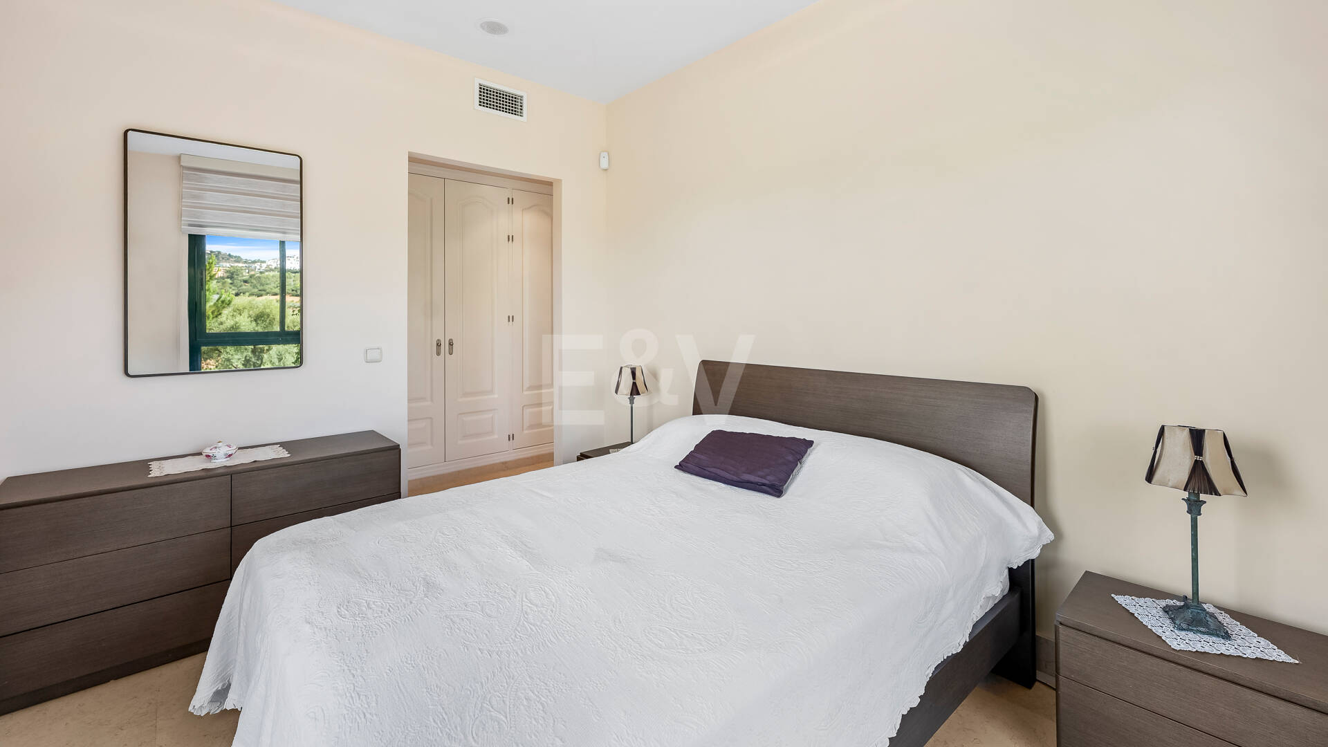 Amplio apartamento en primera línea de golf con vistas panorámicas en Benahavís