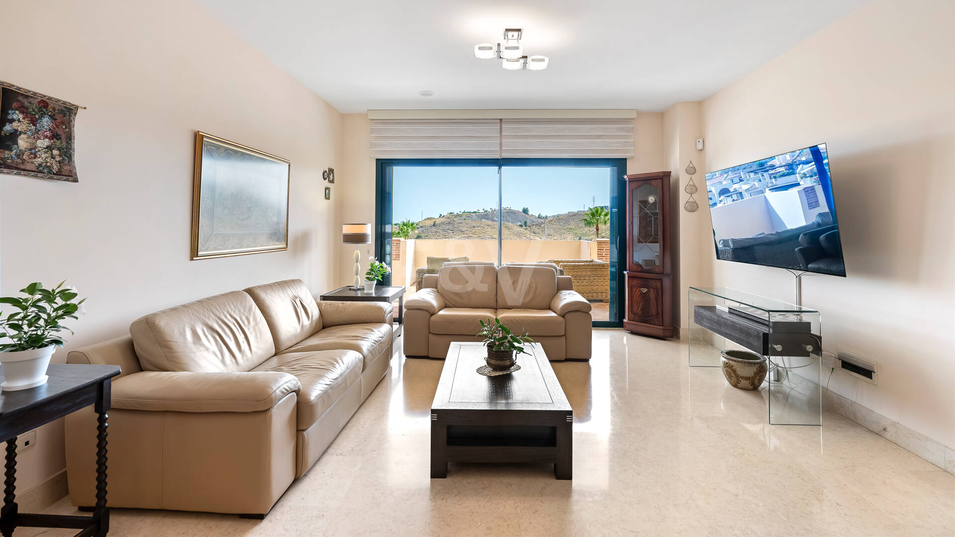 Amplio apartamento en primera línea de golf con vistas panorámicas en Benahavís