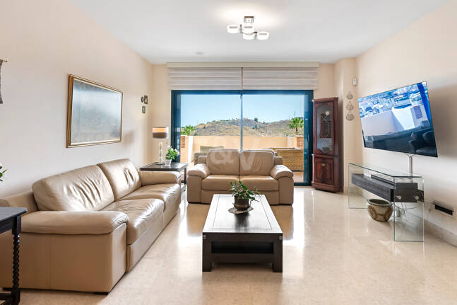 Amplio apartamento en primera línea de golf con vistas panorámicas en Benahavís