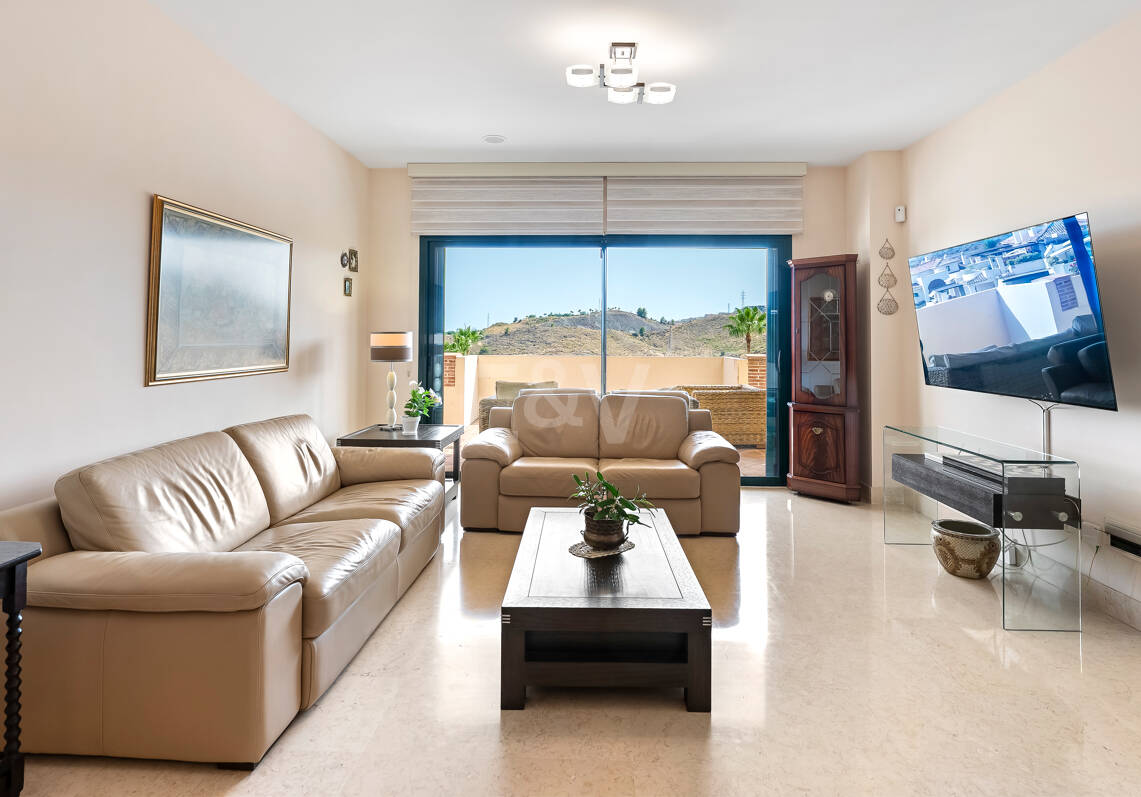 Spacious Frontline Golf Apartment with Panoramic Views in Benahavís