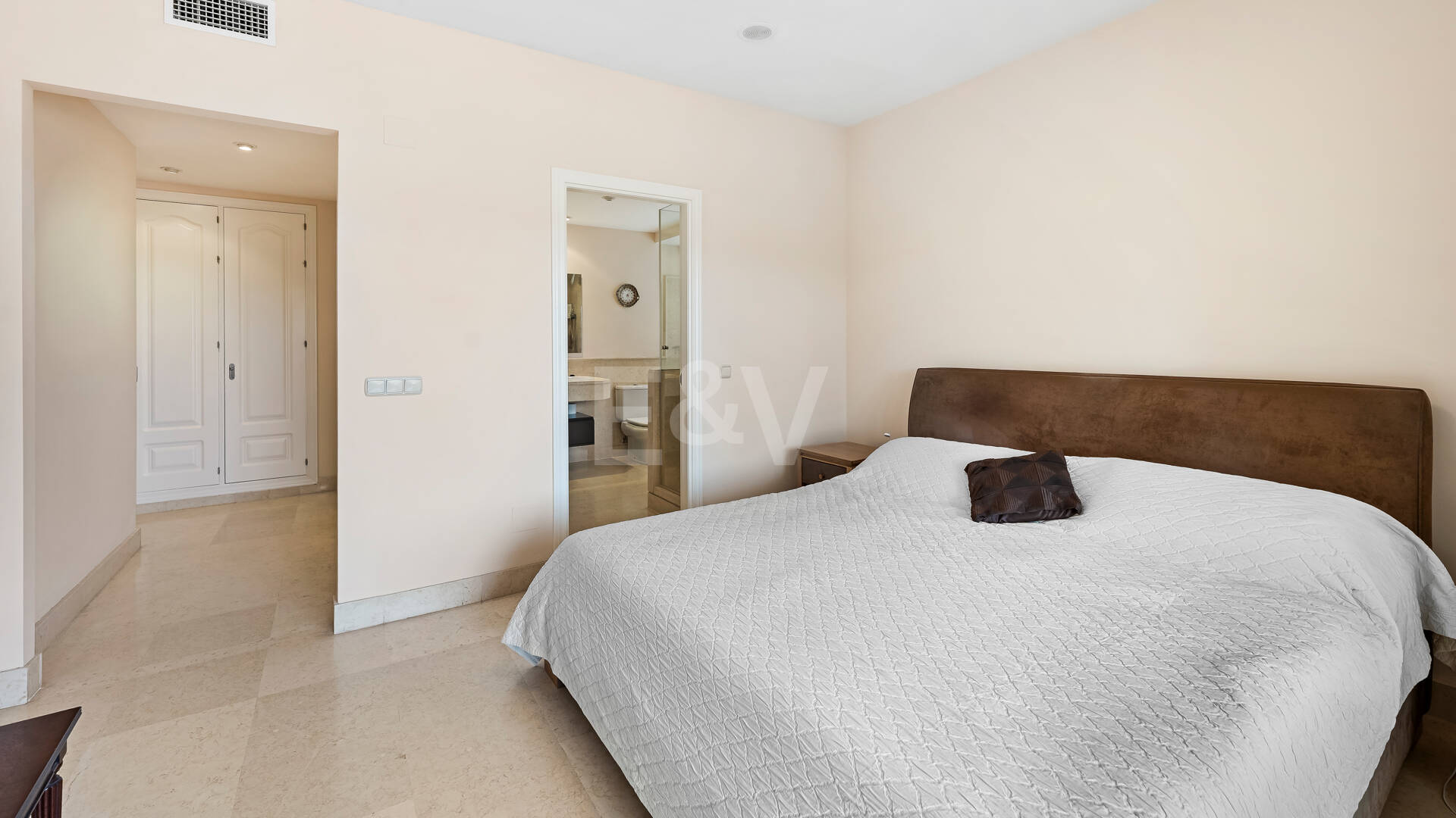 Amplio apartamento en primera línea de golf con vistas panorámicas en Benahavís