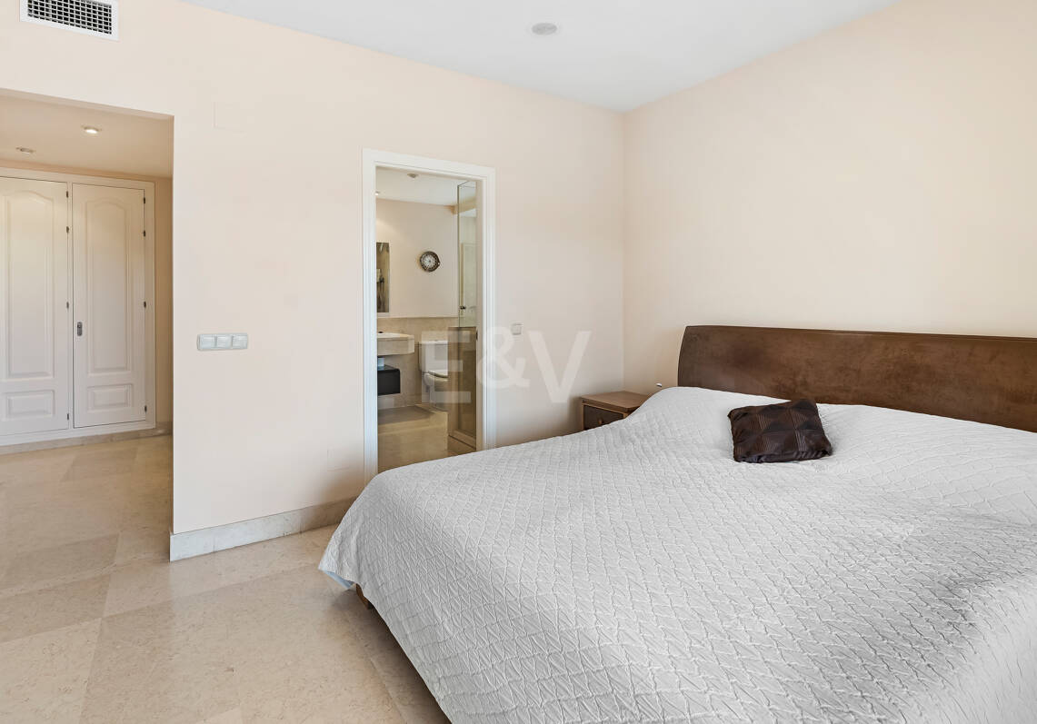 Spacious Frontline Golf Apartment with Panoramic Views in Benahavís