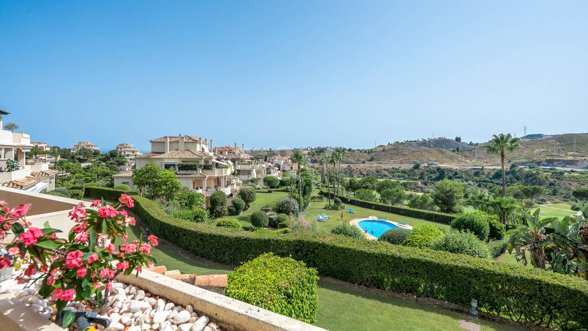 Amplio apartamento en primera línea de golf con vistas panorámicas en Benahavís