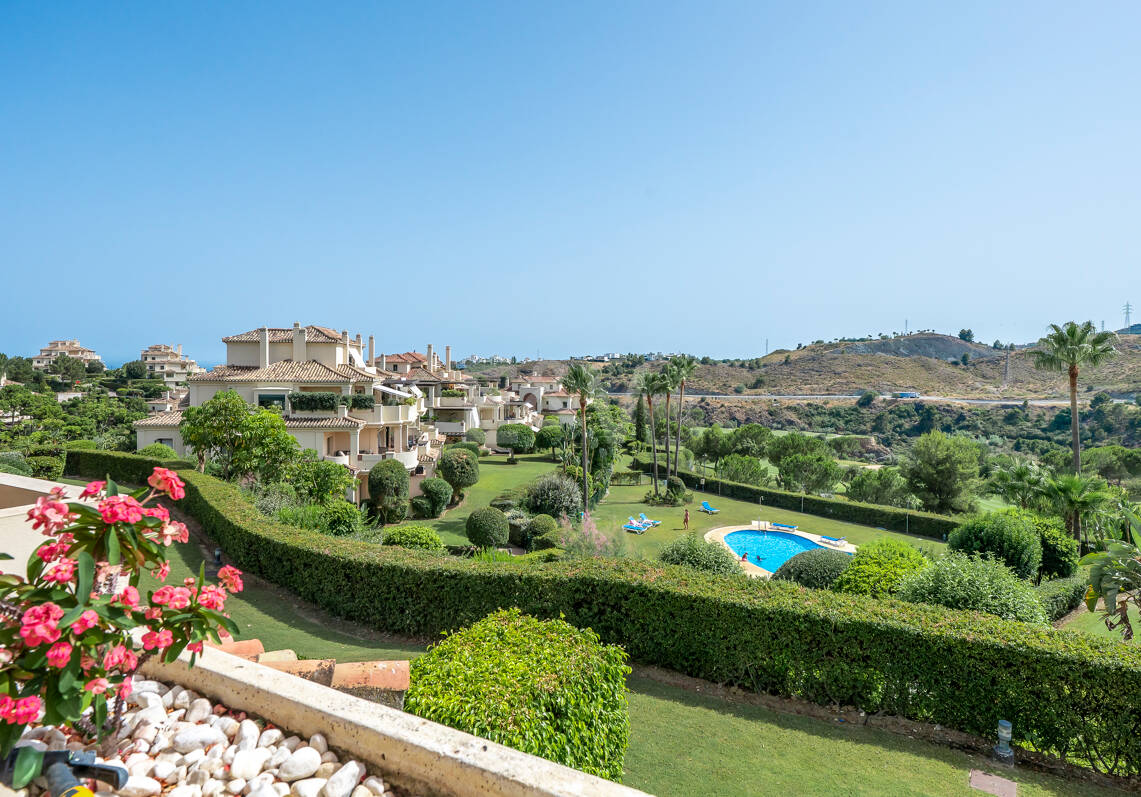 Spacious Frontline Golf Apartment with Panoramic Views in Benahavís