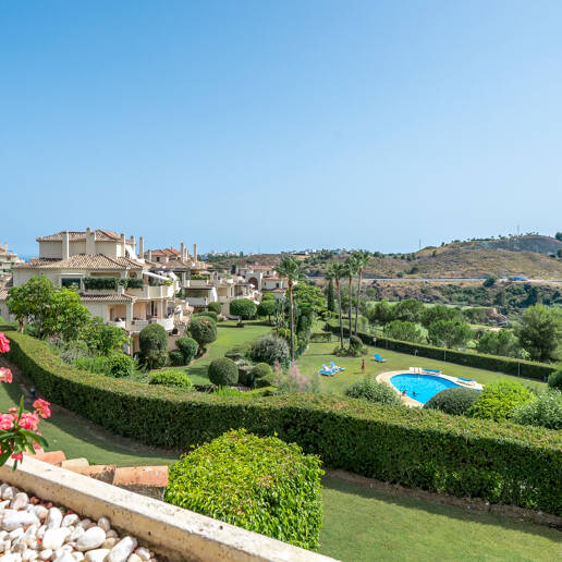 Amplio apartamento en primera línea de golf con vistas panorámicas en Benahavís