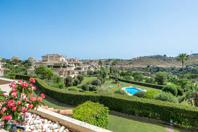 Amplio apartamento en primera línea de golf con vistas panorámicas en Benahavís