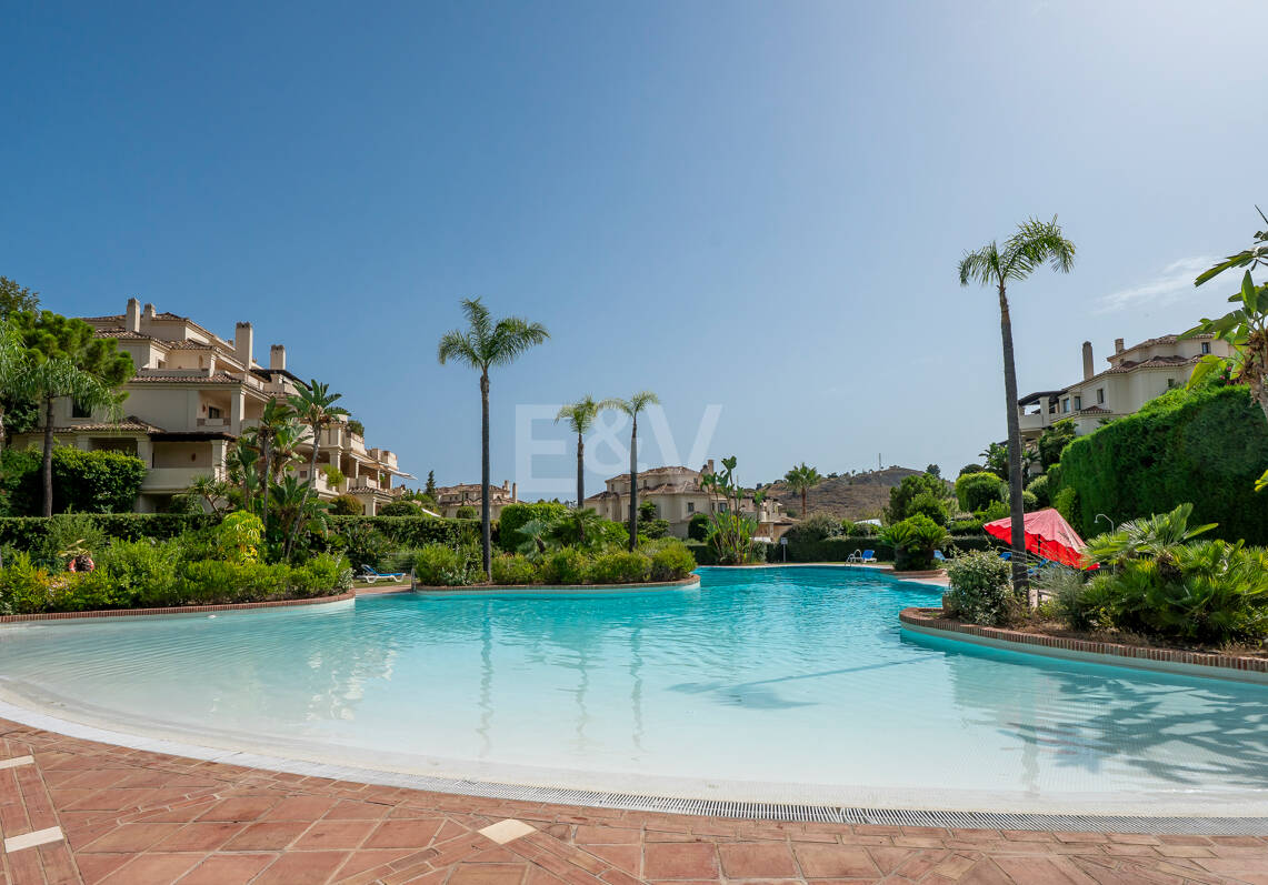 Spacious Frontline Golf Apartment with Panoramic Views in Benahavís
