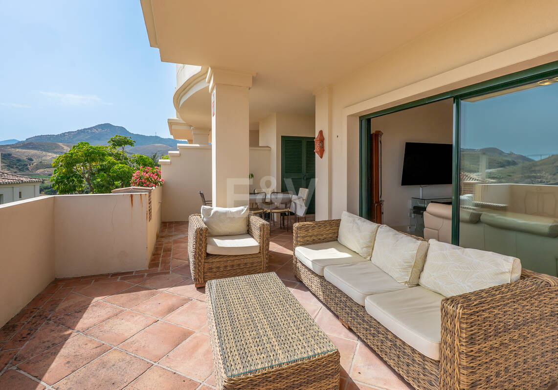 Spacious Frontline Golf Apartment with Panoramic Views in Benahavís