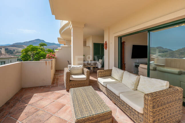 Amplio apartamento en primera línea de golf con vistas panorámicas en Benahavís
