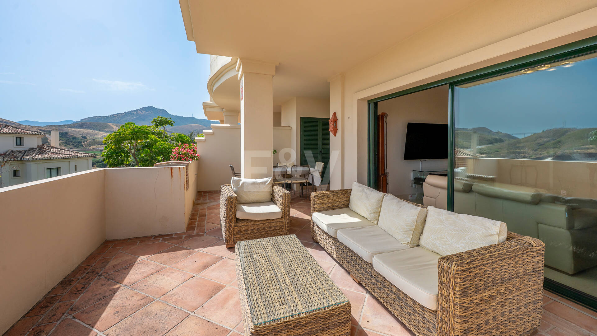Amplio apartamento en primera línea de golf con vistas panorámicas en Benahavís