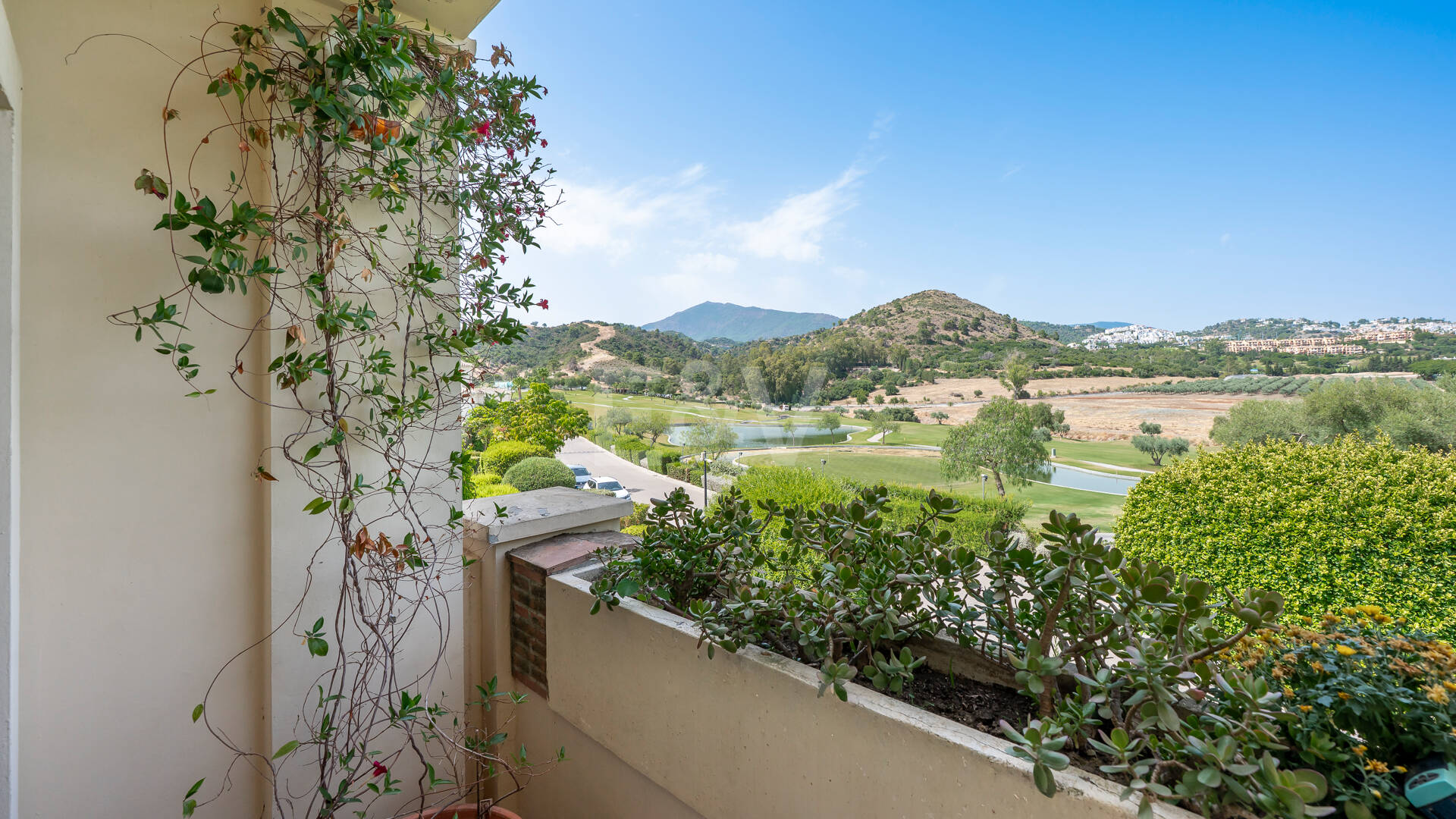 Amplio apartamento en primera línea de golf con vistas panorámicas en Benahavís