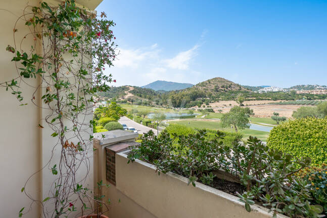 Amplio apartamento en primera línea de golf con vistas panorámicas en Benahavís