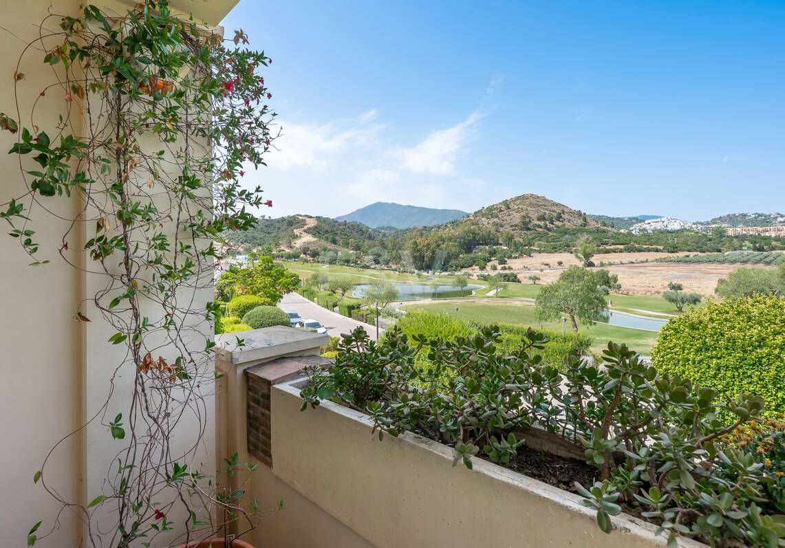 Spacious Frontline Golf Apartment with Panoramic Views in Benahavís