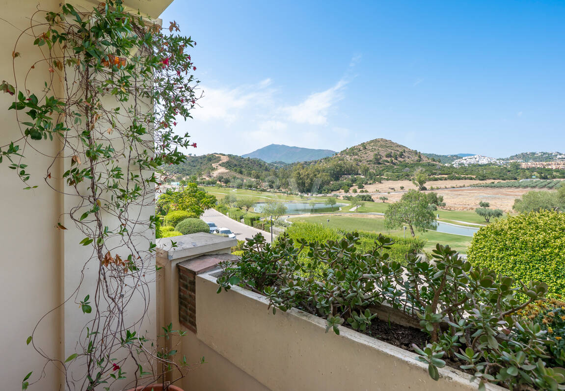 Amplio apartamento en primera línea de golf con vistas panorámicas en Benahavís
