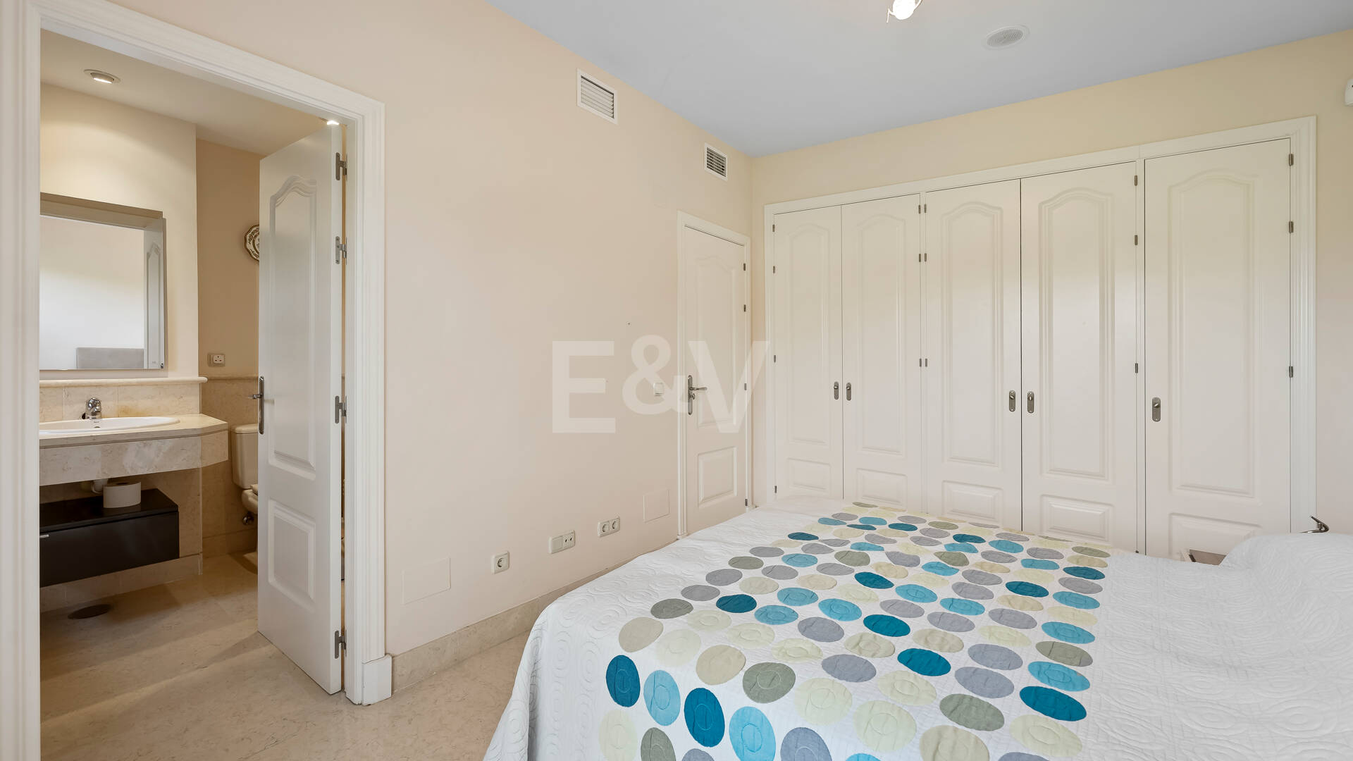 Amplio apartamento en primera línea de golf con vistas panorámicas en Benahavís