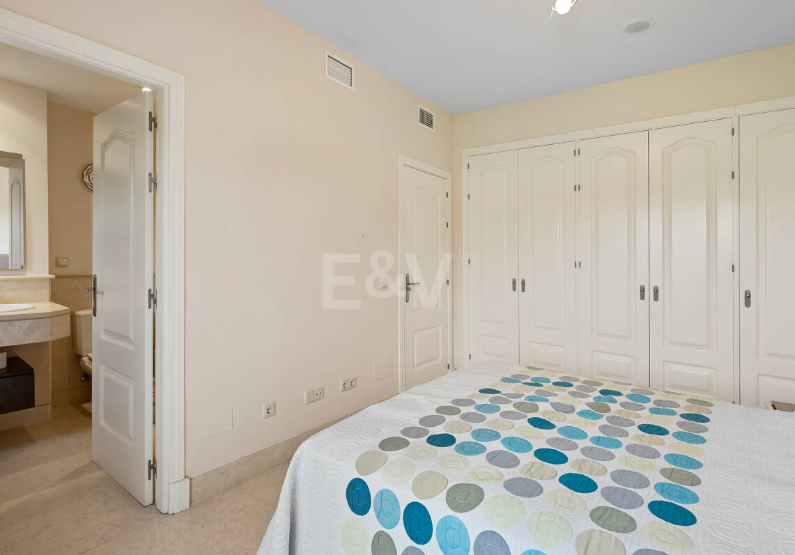 Spacious Frontline Golf Apartment with Panoramic Views in Benahavís