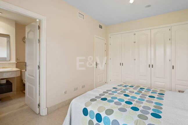 Amplio apartamento en primera línea de golf con vistas panorámicas en Benahavís