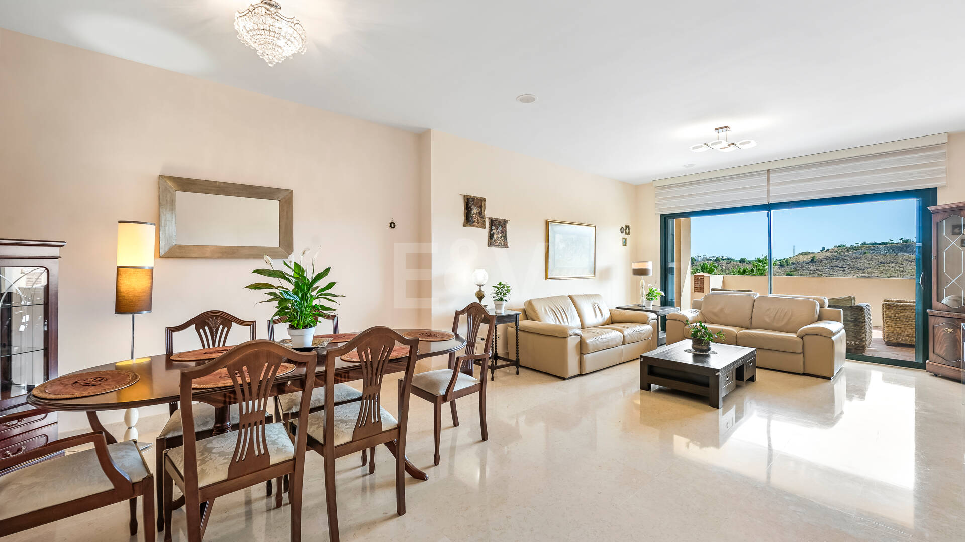 Amplio apartamento en primera línea de golf con vistas panorámicas en Benahavís