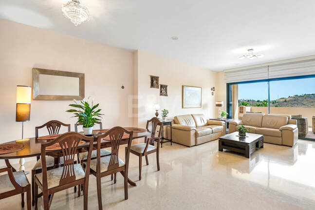 Amplio apartamento en primera línea de golf con vistas panorámicas en Benahavís