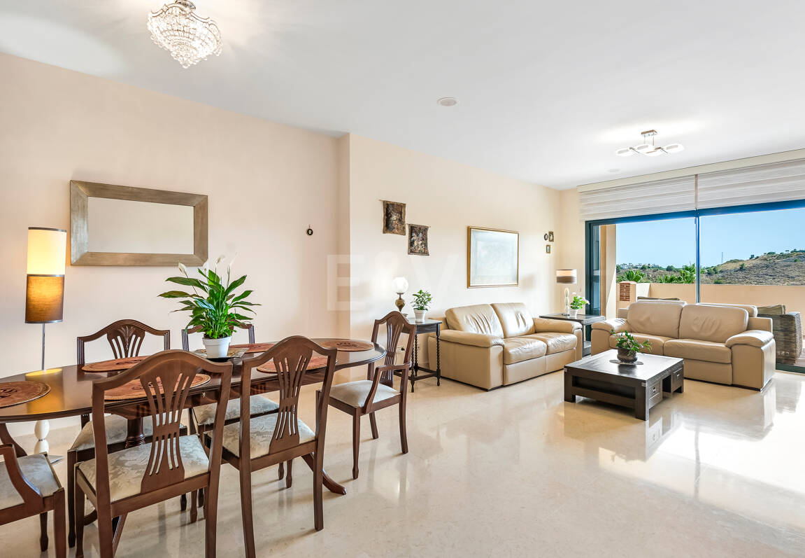 Amplio apartamento en primera línea de golf con vistas panorámicas en Benahavís