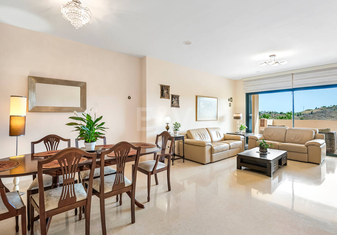 Spacious Frontline Golf Apartment with Panoramic Views in Benahavís