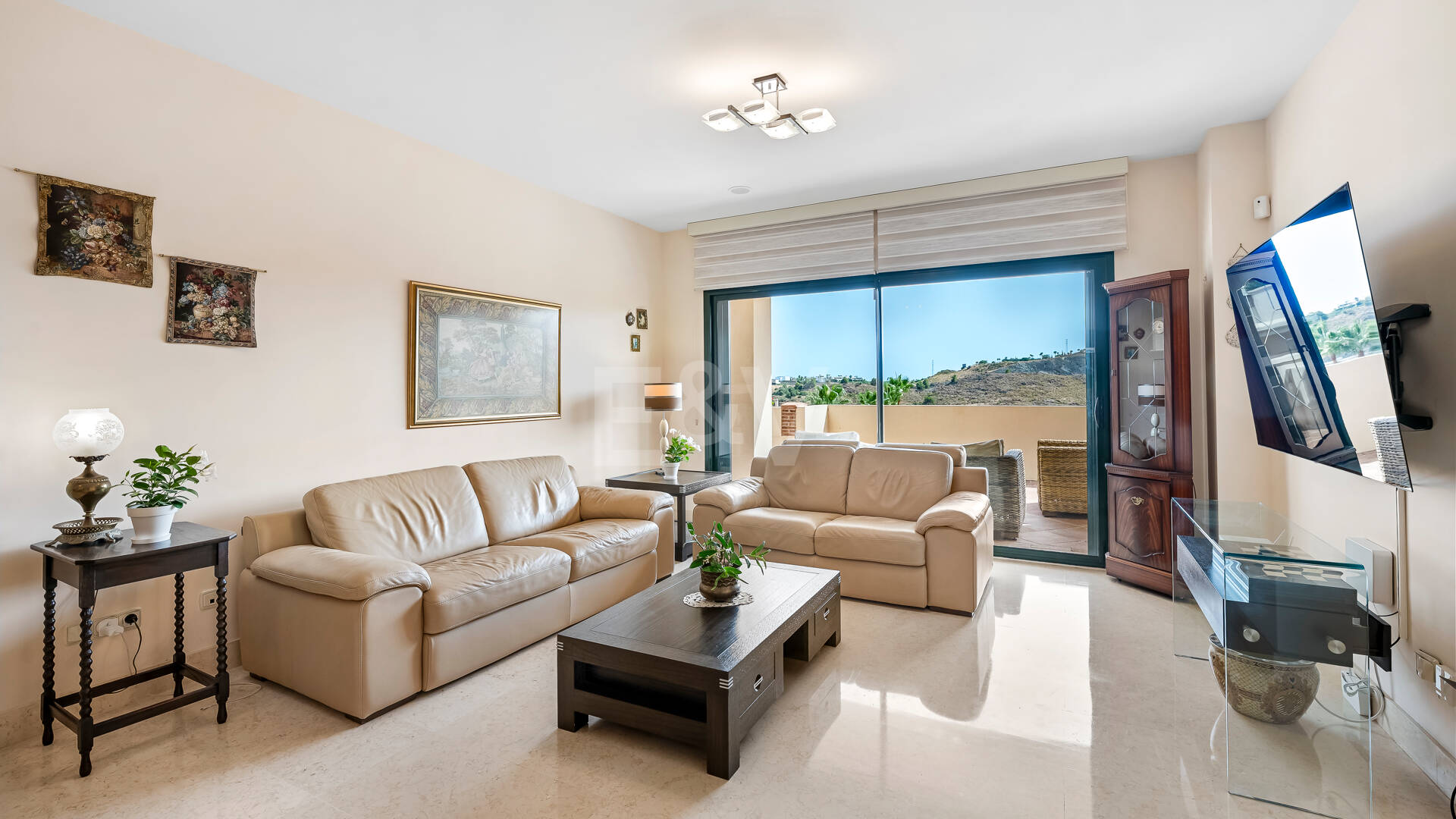 Amplio apartamento en primera línea de golf con vistas panorámicas en Benahavís