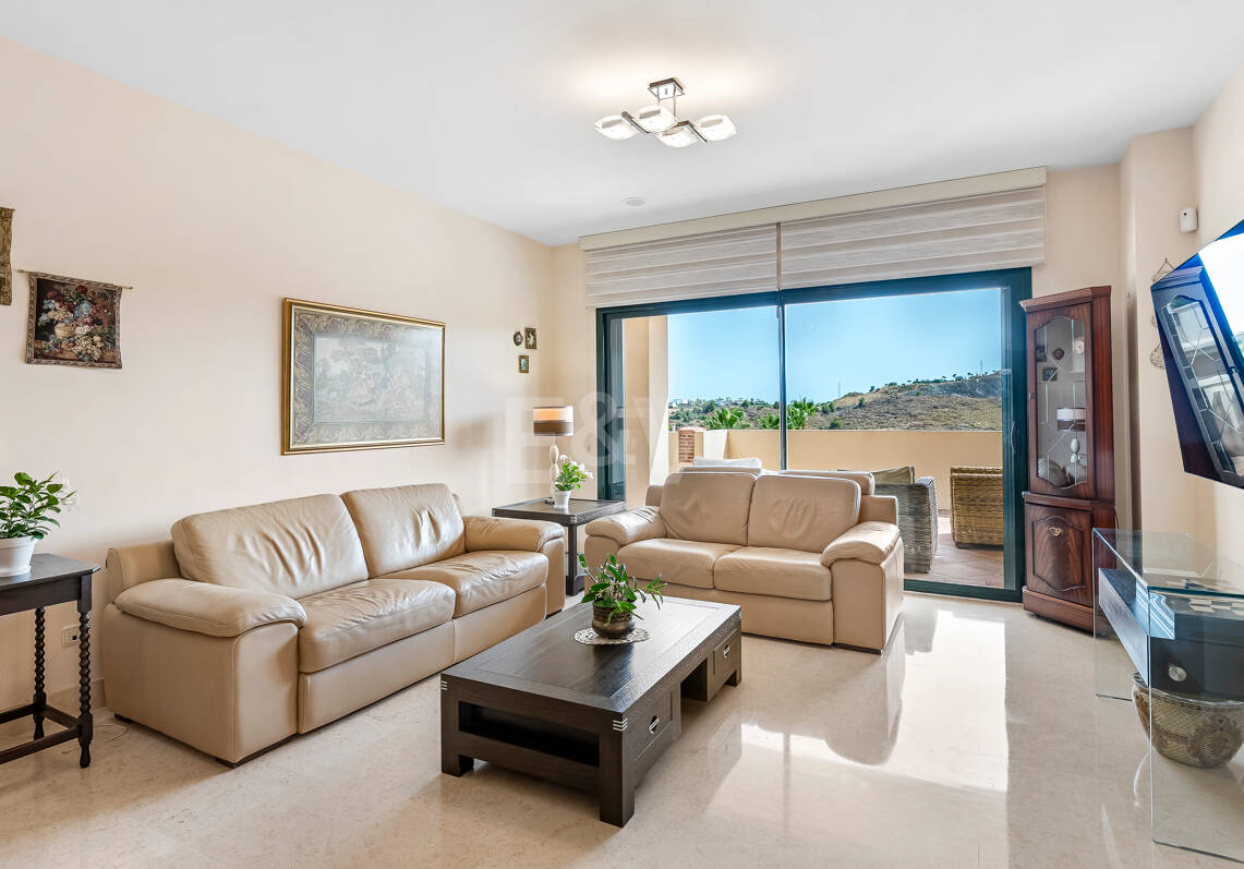 Spacious Frontline Golf Apartment with Panoramic Views in Benahavís