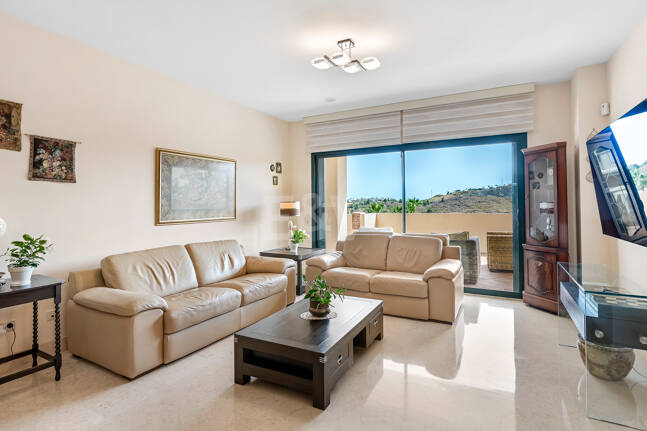 Amplio apartamento en primera línea de golf con vistas panorámicas en Benahavís